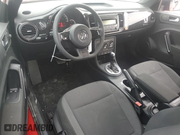 2014 Volkswagen Beetle Entry z VIN 3VWF17AT1EM638445, wystawiony jako Copart lot #62499104 z przebiegiem 85 895 mil mil oraz Szkoda całkowita • Salvage title. Historia ofert i sprzedaży dostępna na DreamBid. Obrazek 8.