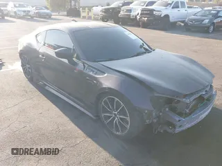 2017 Toyota 86 z VIN JF1ZNAA13H9705460, wystawiony jako IAAI lot #41955022 z przebiegiem 83 218 mil mil oraz . Historia ofert i sprzedaży dostępna na DreamBid. Obrazek 1.