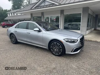 2021 Mercedes-Benz S 580 z VIN W1K6G7GB1MA032743, wystawiony jako Copart lot #60937925 z przebiegiem 54 614 mil mil oraz Czysty tytuł • Clean title. Historia ofert i sprzedaży dostępna na DreamBid. Obrazek 1.