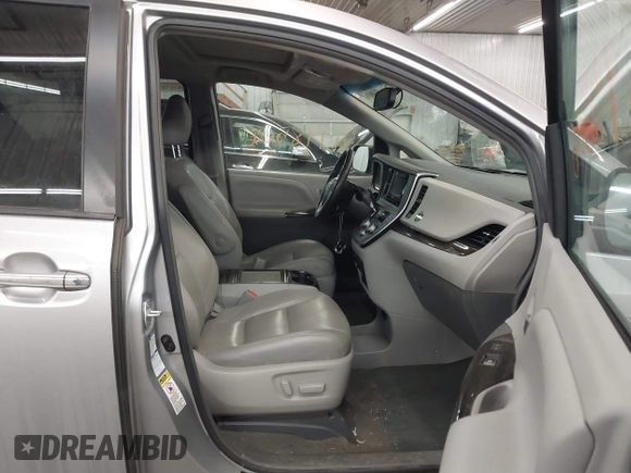 2017 Toyota Sienna XLE z VIN 5TDDZ3DC7HS151052, wystawiony jako IAAI lot #41498506 z przebiegiem 131 063 mil mil oraz . Historia ofert i sprzedaży dostępna na DreamBid. Obrazek 5.