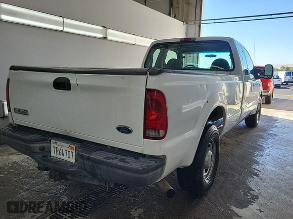 2005 Ford F-250 XL z VIN 1FTSX20545EB22186, wystawiony jako IAAI lot #42501146 z przebiegiem 157 916 mil mil oraz . Historia ofert i sprzedaży dostępna na DreamBid. Obrazek 23.