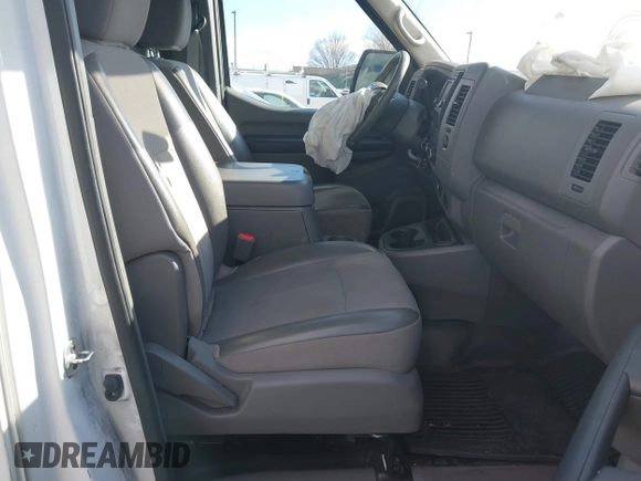 2021 Nissan NV Cargo SV z VIN 1N6BF0LY1MN806850, wystawiony jako IAAI lot #41500860 z przebiegiem 94 928 mil mil oraz . Historia ofert i sprzedaży dostępna na DreamBid. Obrazek 5.