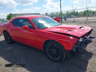2023 Dodge Challenger R/T Scat Pack z VIN 2C3CDZFJ5PH680994, wystawiony jako IAAI lot #42296438 z przebiegiem 6 085 mil mil oraz . Historia ofert i sprzedaży dostępna na DreamBid. Obrazek 1.