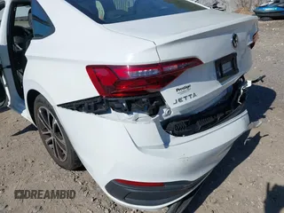 2023 Volkswagen Jetta Sport z VIN 3VWBM7BU2PM034287, wystawiony jako IAAI lot #41742935 z przebiegiem 32 818 mil mil oraz . Historia ofert i sprzedaży dostępna na DreamBid. Obrazek 17.