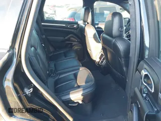 2017 Porsche Cayenne Turbo z VIN WP1AC2A2XHLA92993, wystawiony jako IAAI lot #41264521 z przebiegiem 83 257 mil mil oraz . Historia ofert i sprzedaży dostępna na DreamBid. Obrazek 8.