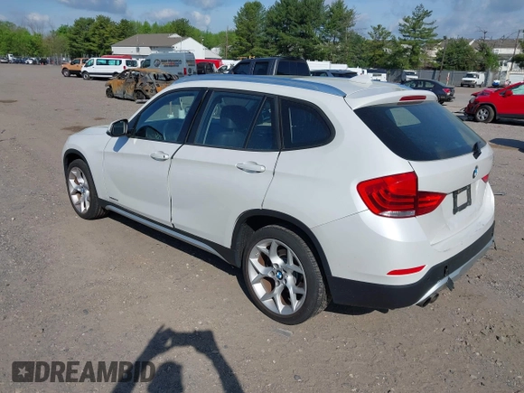 2015 BMW X1 xDrive28i z VIN WBAVL1C56FVY37452, wystawiony jako IAAI lot #42159918 z przebiegiem 70 044 mil mil oraz . Historia ofert i sprzedaży dostępna na DreamBid. Obrazek 3.