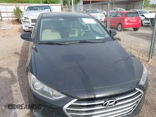 2017 Hyundai Elantra SE z VIN 5NPD84LFXHH191863, wystawiony jako IAAI lot #42272222 z przebiegiem 88 796 mil mil oraz . Historia ofert i sprzedaży dostępna na DreamBid. Obrazek 6.