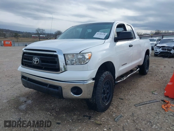 2013 Toyota Tundra z VIN 5TFRM5F19DX064236, wystawiony jako IAAI lot #41701170 z przebiegiem 147 312 mil mil oraz . Historia ofert i sprzedaży dostępna na DreamBid. Obrazek 18.