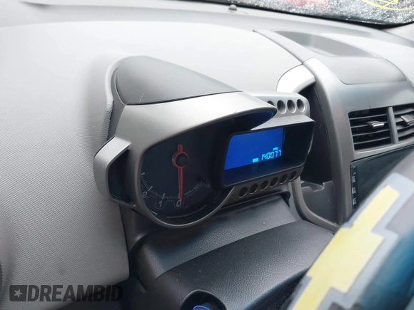 2012 Chevrolet Sonic LT z VIN 1G1JC5SH2C4201478, wystawiony jako IAAI lot #40933718 z przebiegiem 140 077 mil mil oraz . Historia ofert i sprzedaży dostępna na DreamBid. Obrazek 7.