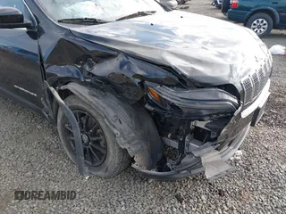 2019 Jeep Cherokee Latitude Plus z VIN 1C4PJMLXXKD478076, wystawiony jako IAAI lot #42184625 z przebiegiem 72 364 mil mil oraz . Historia ofert i sprzedaży dostępna na DreamBid. Obrazek 6.