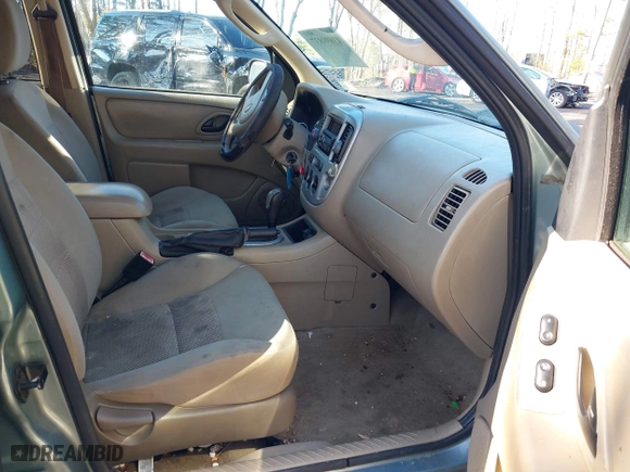 2007 Ford Escape XLT with VIN 1FMYU03147KA04848, listed as a IAAI auction lot 41699837 with 170,356 mi miles. Bid and sale history available at carsss.com. Image 5.