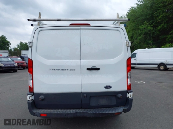 2016 Ford Transit Cargo z VIN 1FTYR2ZM6GKA03946, wystawiony jako IAAI lot #42590477 z przebiegiem 163 710 mil mil oraz . Historia ofert i sprzedaży dostępna na DreamBid. Obrazek 16.