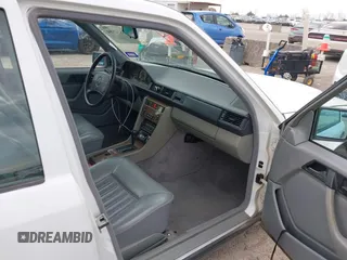 1989 Mercedes-Benz 300 300E with VIN WDBEA30D6KB024140, listed as a IAAI auction lot 41332894 with 237,628 mi miles. Bid and sale history available at carsss.com. Image 5.