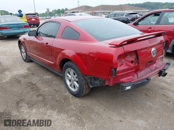2005 Ford Mustang Deluxe z VIN 1ZVFT80N955128031, wystawiony jako IAAI lot #42557098 z przebiegiem 138 447 mil mil oraz . Historia ofert i sprzedaży dostępna na DreamBid. Obrazek 3.