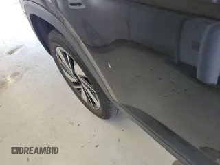 2024 Volkswagen Atlas SE z VIN 1V2HR2CA9RC554298, wystawiony jako IAAI lot #42851017 z przebiegiem 18 815 mil mil oraz . Historia ofert i sprzedaży dostępna na DreamBid. Obrazek 9.
