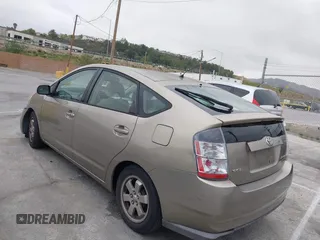 2004 Toyota Prius with VIN JTDKB20U240052320, listed as a IAAI auction lot 42023219 with 177,884 mi miles. Bid and sale history available at carsss.com. Image 3.