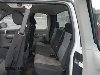2009 GMC Sierra 2500HD z VIN 1GTHK49K69E135170, wystawiony jako IAAI lot #40495900 z przebiegiem 209 739 mil mil oraz . Historia ofert i sprzedaży dostępna na DreamBid. Obrazek 8.