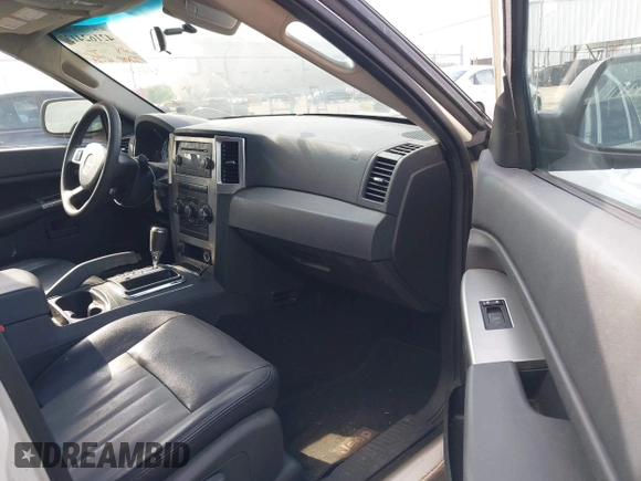 2008 Jeep Grand Cherokee Laredo with VIN 1J8GS48K28C229501, listed as a IAAI auction lot 42162413 with 1 mi miles. Bid and sale history available at carsss.com. Image 5.