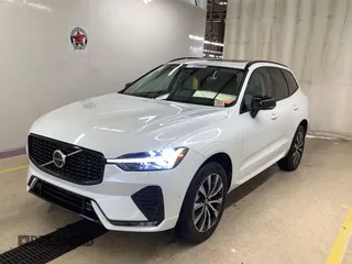 2024 Volvo XC60 Plus Dark Theme z VIN YV4L12RL7R1930548, wystawiony jako IAAI lot #42394524 z przebiegiem 3 069 mil mil oraz . Historia ofert i sprzedaży dostępna na DreamBid. Obrazek 5.