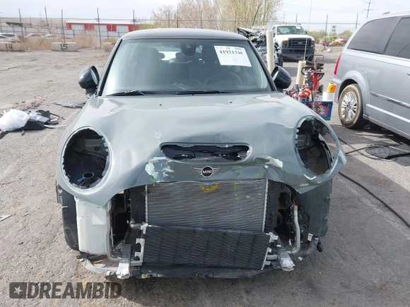2022 MINI Hardtop Cooper SE z VIN WMW13DJ01N2P85767, wystawiony jako IAAI lot #41921346 z przebiegiem 17 446 mil mil oraz . Historia ofert i sprzedaży dostępna na DreamBid. Obrazek 13.