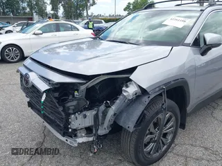 2025 Toyota RAV4 Hybrid XLE Premium z VIN JTMB6RFV5SD157761, wystawiony jako IAAI lot #42261188 z przebiegiem 3 586 mil mil oraz . Historia ofert i sprzedaży dostępna na DreamBid. Obrazek 6.