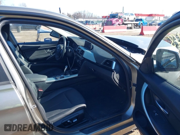 2016 BMW 3 Series 320i xDrive z VIN WBA8E5G56GNT93029, wystawiony jako IAAI lot #41652248 z przebiegiem 93 088 mil mil oraz . Historia ofert i sprzedaży dostępna na DreamBid. Obrazek 5.