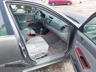 2003 Toyota Camry LE z VIN 4T1BF30K53U555156, wystawiony jako IAAI lot #42144121 z przebiegiem 300 328 mil mil oraz . Historia ofert i sprzedaży dostępna na DreamBid. Obrazek 5.