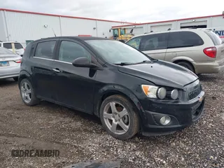 2012 Chevrolet Sonic LTZ z VIN 1G1JE6SH3C4197084, wystawiony jako IAAI lot #41308835 z przebiegiem 128 089 mil mil oraz . Historia ofert i sprzedaży dostępna na DreamBid. Obrazek 1.