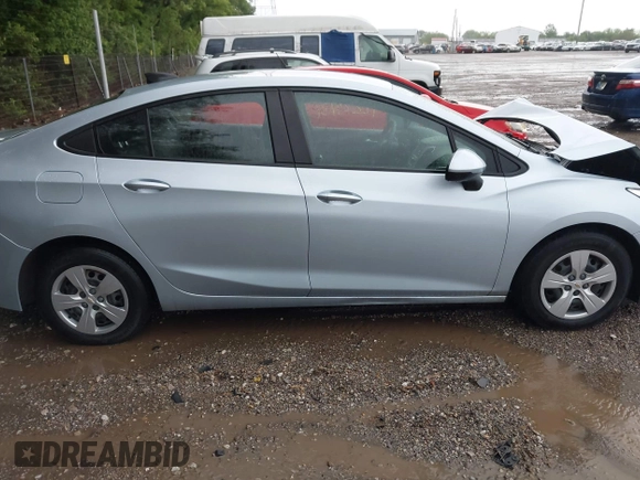 2017 Chevrolet Cruze LS z VIN 1G1BC5SM0H7158444, wystawiony jako IAAI lot #42224131 z przebiegiem 95 547 mil mil oraz . Historia ofert i sprzedaży dostępna na DreamBid. Obrazek 13.