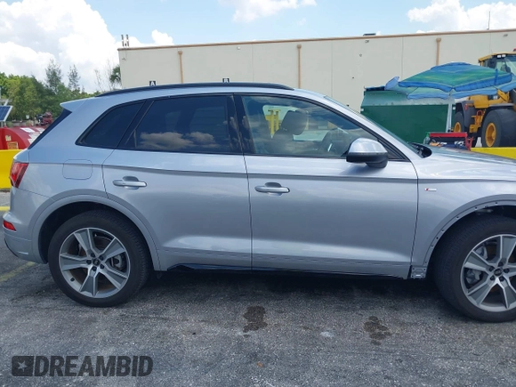 2025 Audi Q5 S line Premium z VIN WA1GAAFYXS2020823, wystawiony jako IAAI lot #42318926 z przebiegiem 9805 mil mil oraz . Historia ofert i sprzedaży dostępna na DreamBid. Obrazek 14.
