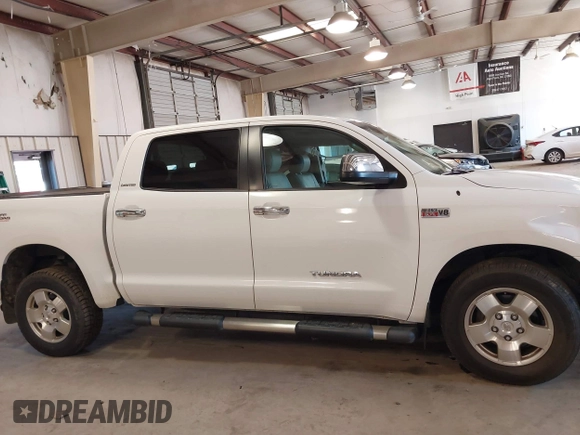 2008 Toyota Tundra Limited z VIN 5TBEV58198S476301, wystawiony jako IAAI lot #41528085 z przebiegiem 230 233 mil mil oraz . Historia ofert i sprzedaży dostępna na DreamBid. Obrazek 14.