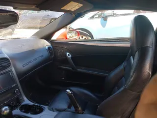 2006 Chevrolet Corvette z VIN 1G1YY36U765107185, wystawiony jako IAAI lot #42176318 z przebiegiem 104 807 mil mil oraz . Historia ofert i sprzedaży dostępna na DreamBid. Obrazek 5.