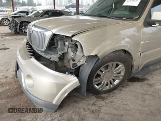 2004 Lincoln Navigator Luxury with VIN 5LMFU28R34LJ15279, listed as a IAAI auction lot 41470920 with 155,229 mi miles. Bid and sale history available at carsss.com. Image 6.