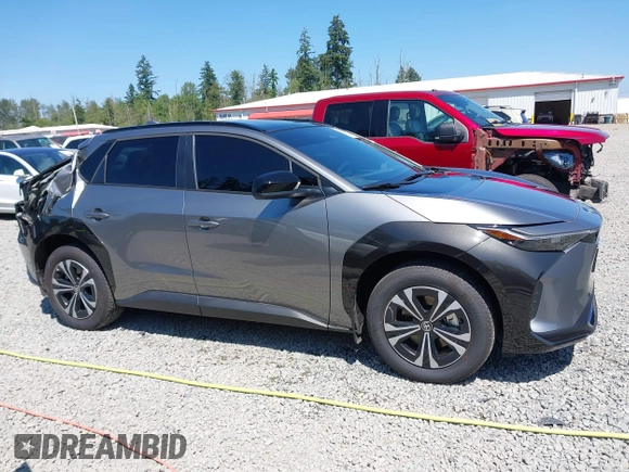 2024 Toyota bZ4X XLE z VIN JTMABACA5RA070254, wystawiony jako IAAI lot #42427736 z przebiegiem 5 718 mil mil oraz . Historia ofert i sprzedaży dostępna na DreamBid. Obrazek 13.