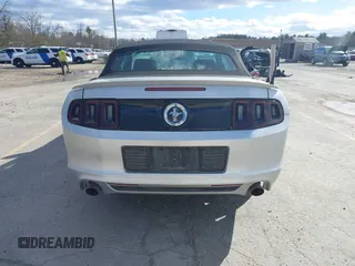 2013 Ford Mustang V6 z VIN 1ZVBP8EMXD5242038, wystawiony jako IAAI lot #41744352 z przebiegiem 167 227 mil mil oraz . Historia ofert i sprzedaży dostępna na DreamBid. Obrazek 16.