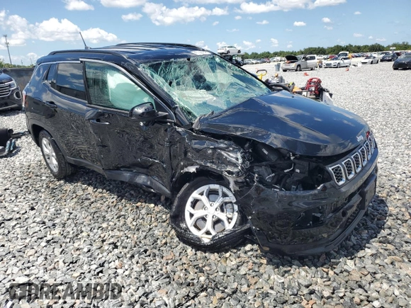 2024 Jeep Compass Latitude z VIN 3C4NJDBNXRT133089, wystawiony jako Copart lot #56872625 z przebiegiem 25 282 mil mil oraz Nie do naprawy • Non repairable. Historia ofert i sprzedaży dostępna na DreamBid. Obrazek 4.