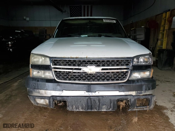 2004 GMC Sierra 2500HD SLE with VIN 1GTHK23UX4F188908, listed as a Copart auction lot 52258005 with 0 mi miles and Clean Title. Bid and sale history available at carsss.com. Image 5.