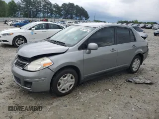2010 Nissan Versa S z VIN 3N1BC1AP2AL451326, wystawiony jako Copart lot #54434045 z przebiegiem 117 080 mil mil oraz Szkoda całkowita • Salvage title. Historia ofert i sprzedaży dostępna na DreamBid. Obrazek 1.
