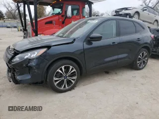 2022 Ford Escape SE z VIN 1FMCU0G66NUB63811, wystawiony jako Copart lot #82669614 z przebiegiem Nie podano mil oraz Szkoda całkowita • Salvage title. Historia ofert i sprzedaży dostępna na DreamBid. Obrazek 1.