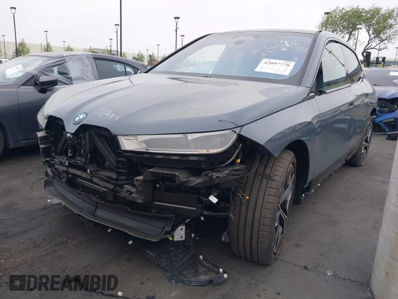 2025 BMW iX xDrive50 z VIN WB523CF07SCT32782, wystawiony jako IAAI lot #42097770 z przebiegiem 3 447 mil mil oraz . Historia ofert i sprzedaży dostępna na DreamBid. Obrazek 21.