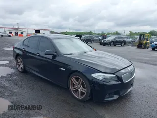 2013 BMW 5 Series 550i xDrive z VIN WBAFU9C51DDY72239, wystawiony jako IAAI lot #42323893 z przebiegiem 153 305 mil mil oraz . Historia ofert i sprzedaży dostępna na DreamBid. Obrazek 6.