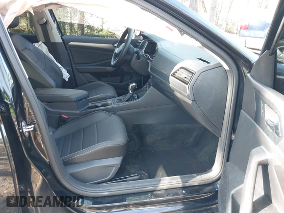 2024 Volkswagen Jetta SE with VIN 3VW7M7BU4RM033506, listed as a IAAI auction lot 41994422 with 15,066 mi miles and . Bid and sale history available at DreamBid. Image 5.