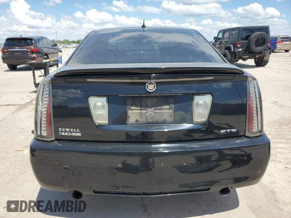 2008 Cadillac STS RWD z VIN 1G6DK67V980143995, wystawiony jako Copart lot #56365325 z przebiegiem 128 787 mil mil oraz Szkoda całkowita • Salvage title. Historia ofert i sprzedaży dostępna na DreamBid. Obrazek 6.