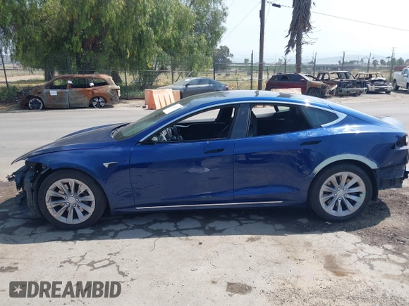 2017 Tesla Model S 100D z VIN 5YJSA1E20HF208771, wystawiony jako IAAI lot #42111317 z przebiegiem 81 919 mil mil oraz . Historia ofert i sprzedaży dostępna na DreamBid. Obrazek 15.
