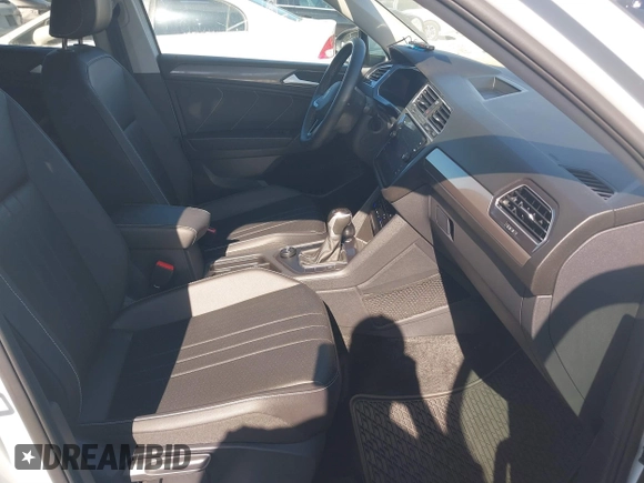 2024 Volkswagen Tiguan SE with VIN 3VV2B7AX7RM048615, listed as a IAAI auction lot 41434013 with 21,041 mi miles and . Bid and sale history available at DreamBid. Image 5.