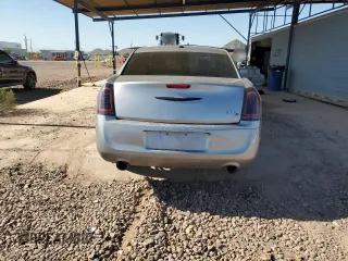 2013 Chrysler 300 S z VIN 2C3CCABG3DH587966, wystawiony jako Copart lot #61440645 z przebiegiem 167 547 mil mil oraz Czysty tytuł • Clean title. Historia ofert i sprzedaży dostępna na DreamBid. Obrazek 6.