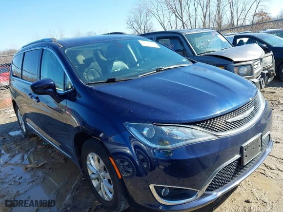 2018 Chrysler Pacifica Touring L with VIN 2C4RC1BG6JR257296, listed as a IAAI auction lot 41753473 with NaN miles. Bid and sale history available at carsss.com. Image 1.