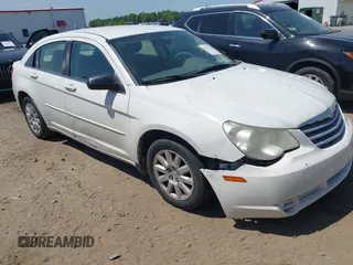 2008 Chrysler Sebring LX z VIN 1C3LC46K88N156424, wystawiony jako IAAI lot #42151710 z przebiegiem 246 899 mil mil oraz . Historia ofert i sprzedaży dostępna na DreamBid. Obrazek 1.