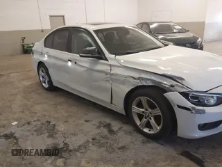 2015 BMW 3 Series 328i xDrive z VIN WBA3B5C57FF960592, wystawiony jako IAAI lot #41625697 z przebiegiem 128 301 mil mil oraz . Historia ofert i sprzedaży dostępna na DreamBid. Obrazek 6.