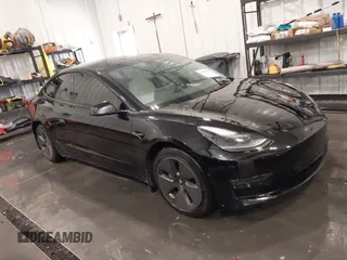 2021 Tesla Model 3 Long Range z VIN 5YJ3E1EB5MF019973, wystawiony jako IAAI lot #42157406 z przebiegiem 80 977 mil mil oraz . Historia ofert i sprzedaży dostępna na DreamBid. Obrazek 1.